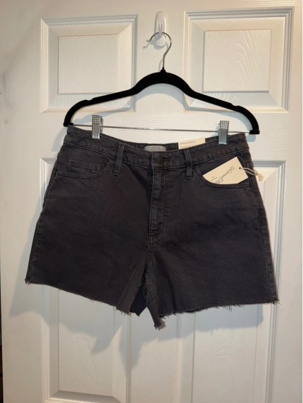 NWT Universal Thread High-Rise Frayed Denim Shorts – Women’s Size 8/29